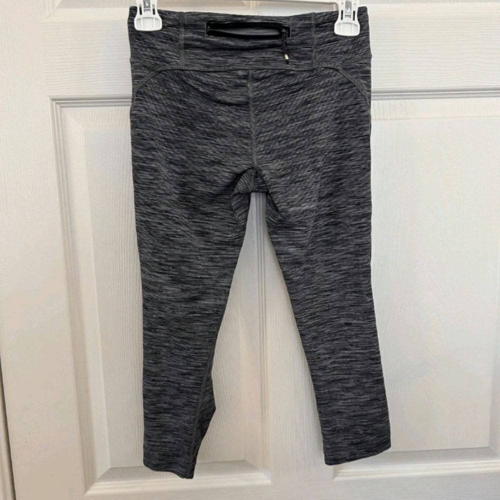 Lululemon cropped legging sheer side panel zippered pocket in back size 4 - Picture 9 of 15